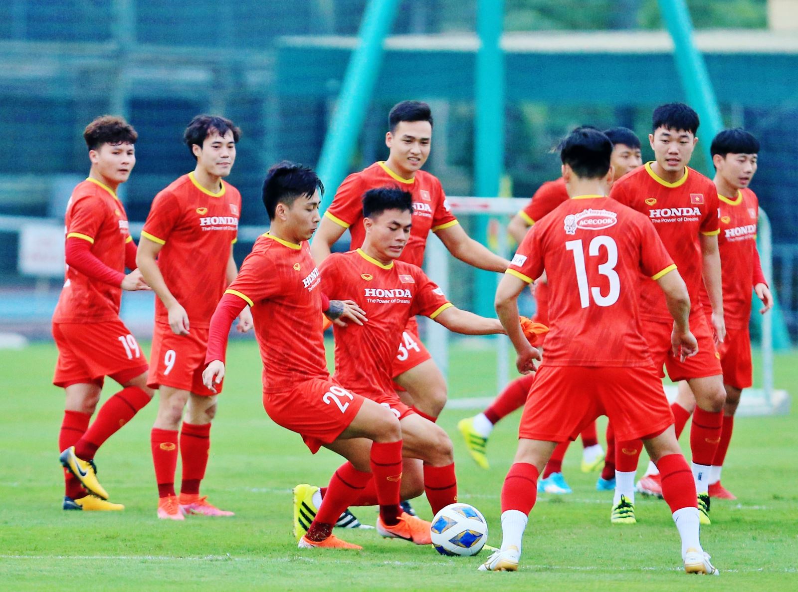 Các cầu thủ Việt Nam phải tập luyện vô cùng vất vả nên cần đảm bảo một chế độ dinh dưỡng hợp lý