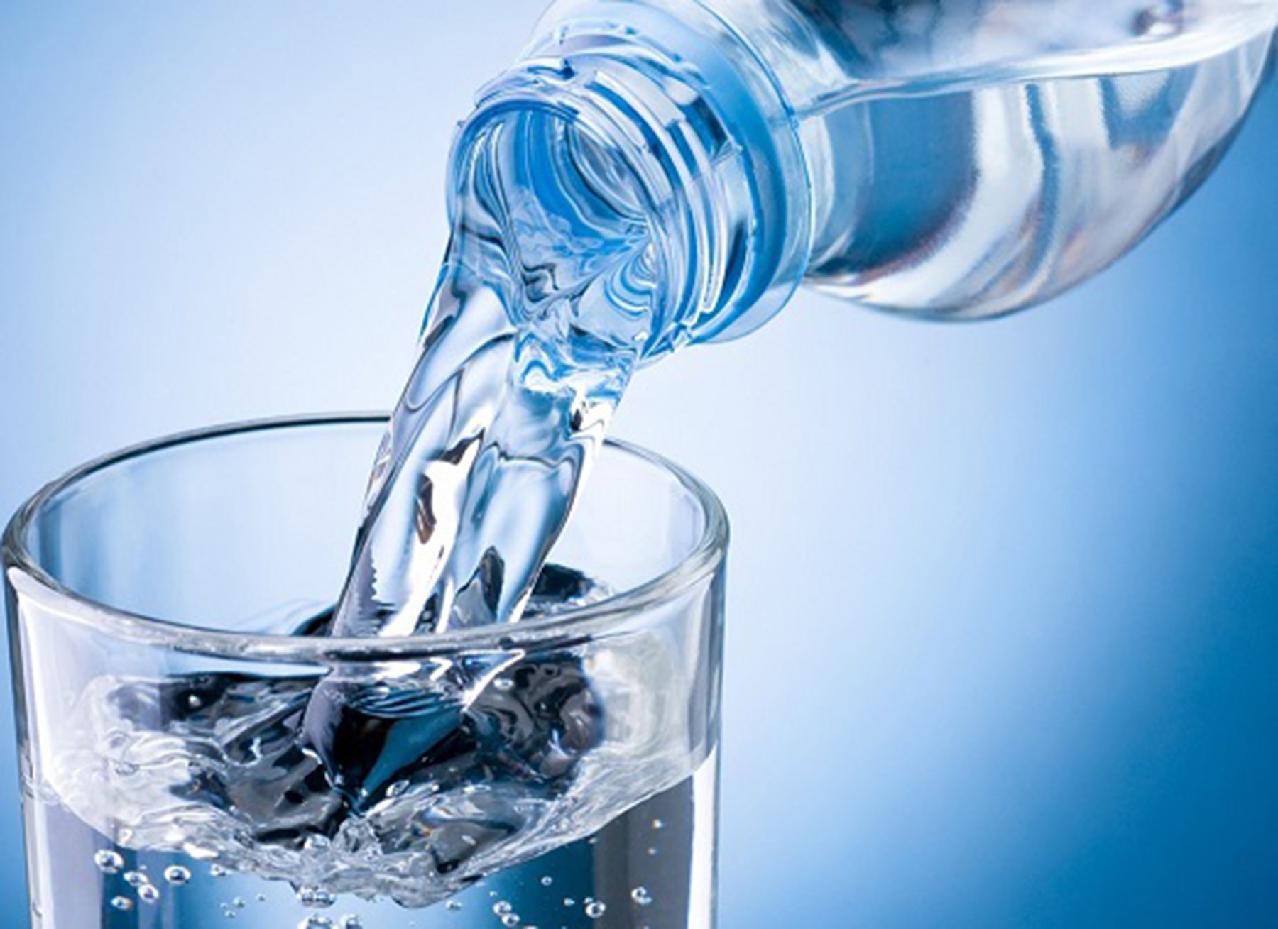 Hoạt động thể lực cường độ cao khiến cơ thể toát mồ hôi gây ra hiện tượng mất nước