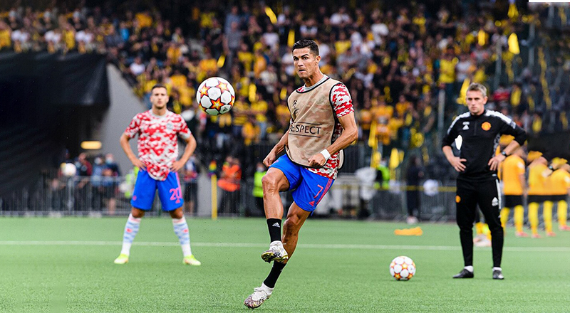 Ronaldo vô tình sút bóng trúng nhân viên ở trận đấu tại Cup C1
