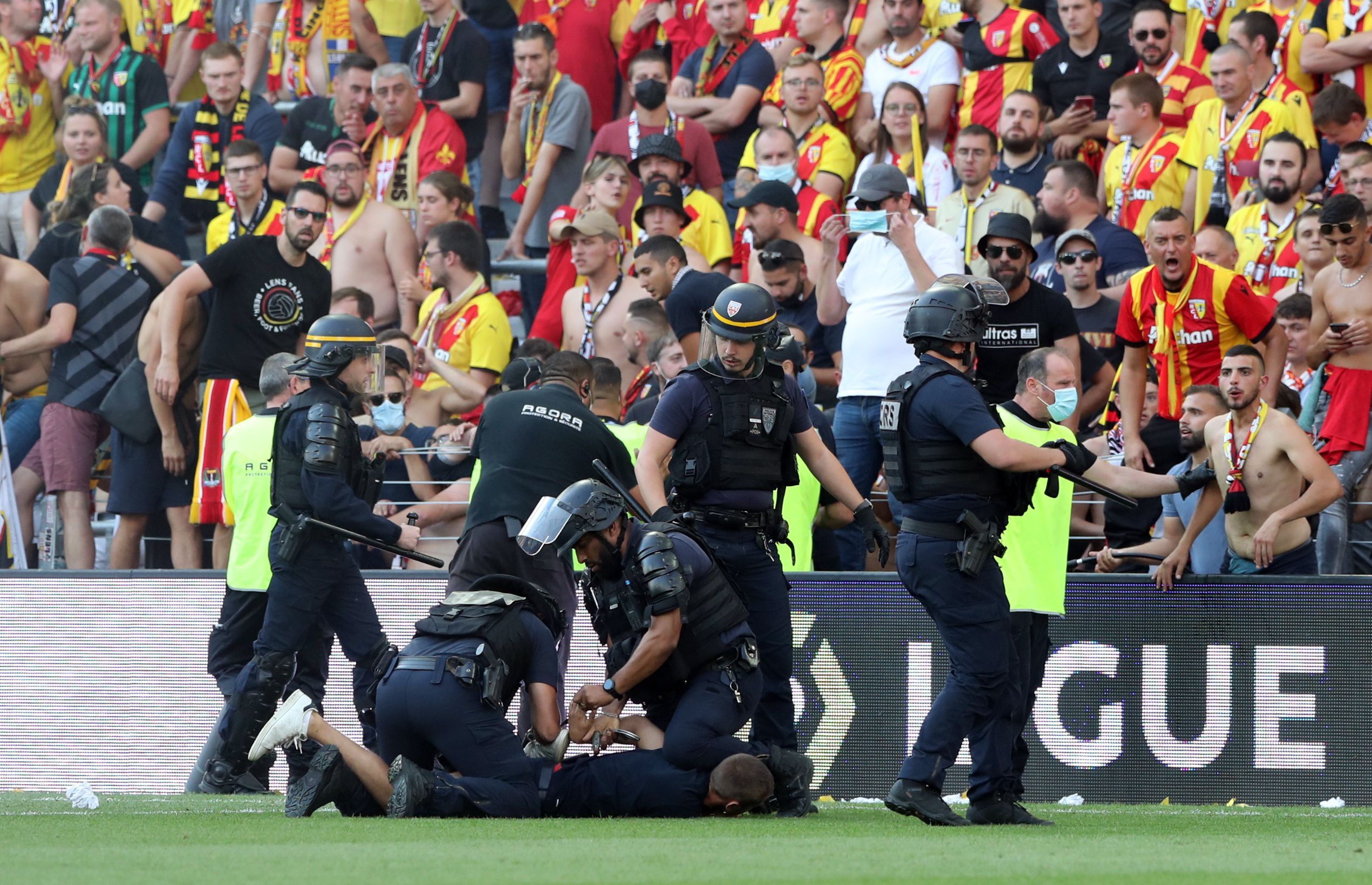 Sự cố các fan quá khích tràn xuống sân trận Lens vs Lille