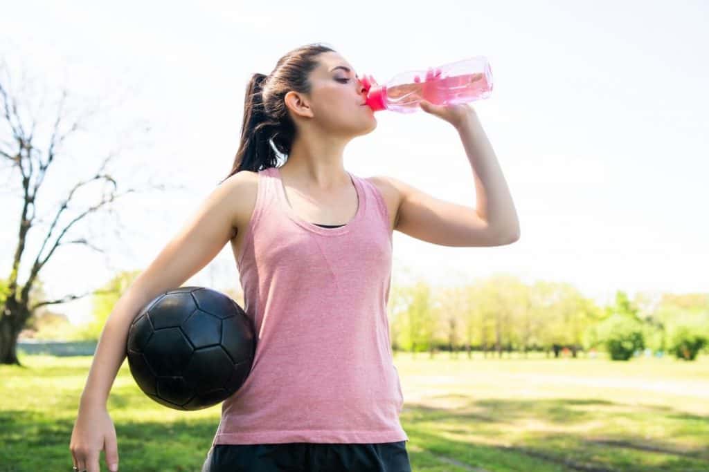 Hiệu suất thi đấu có liên quan đến lượng nước nạp vào cơ thể