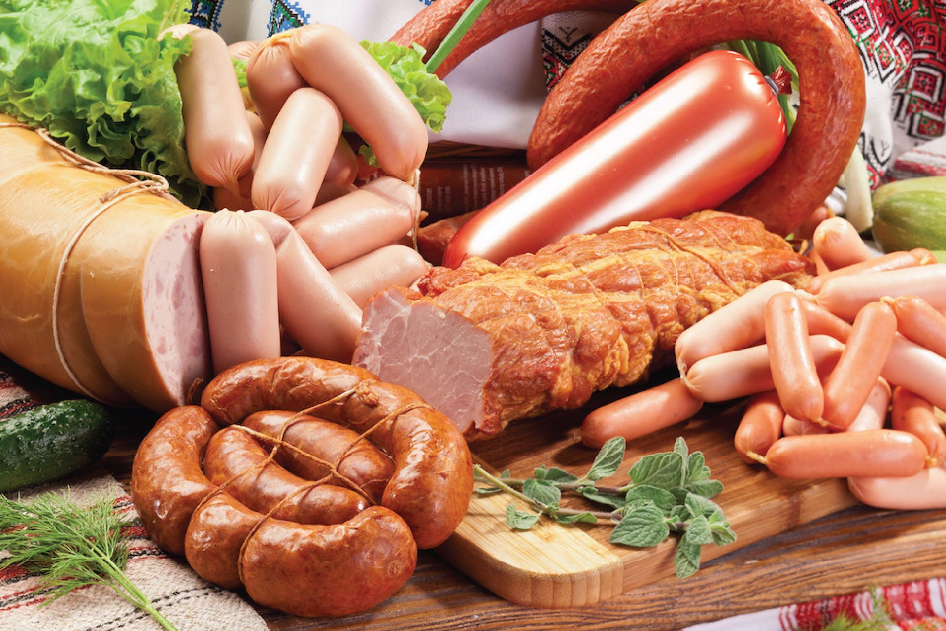 Các loại thịt chế biến sẵn, như: giò; thịt muối; thịt xông khói; xúc xích;...chứa nhiều chất phụ gia gây tăng cân